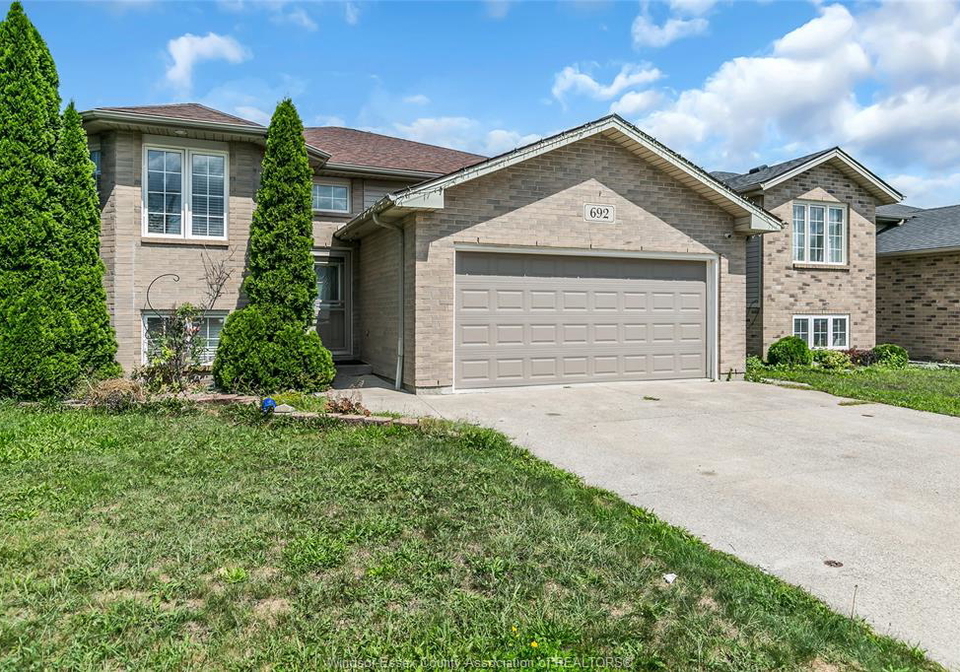 692-dynasty-windsor-ontario-26020480