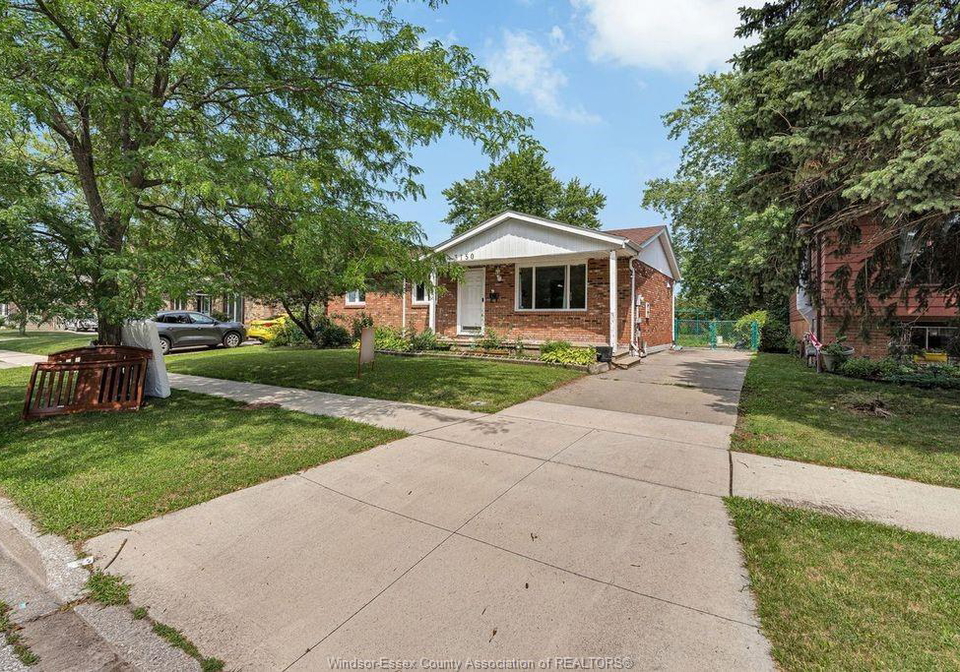 3150-forest-glade-windsor-ontario-26020558