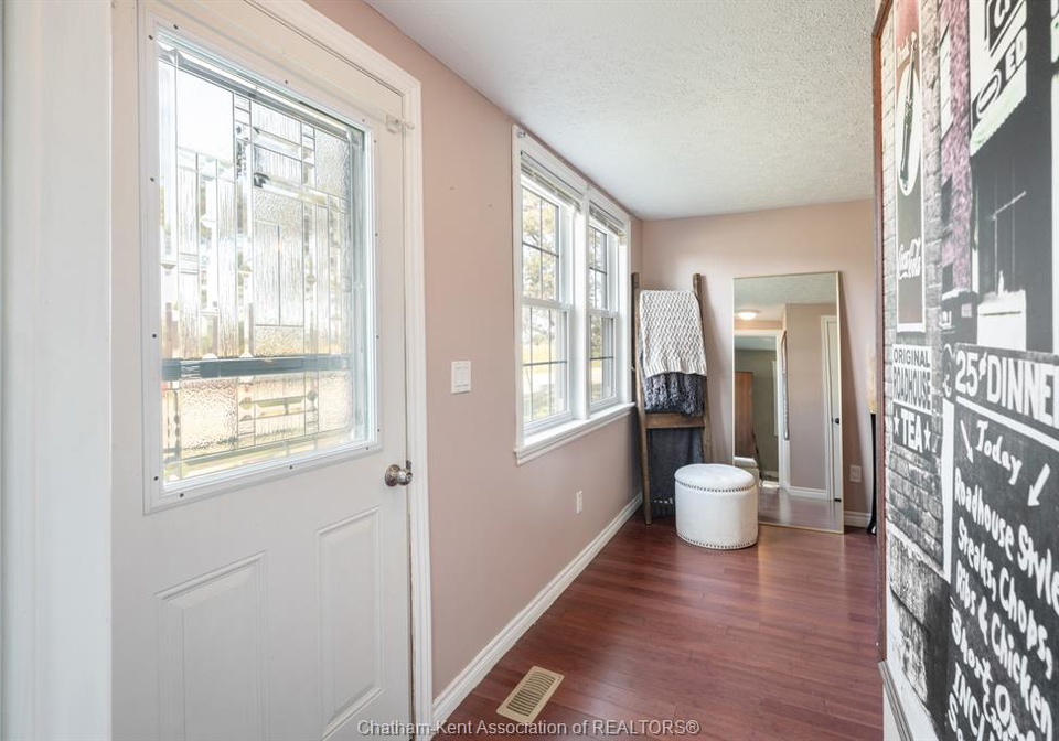 11655-mckays-line-kent-bridge-ontario-26020580