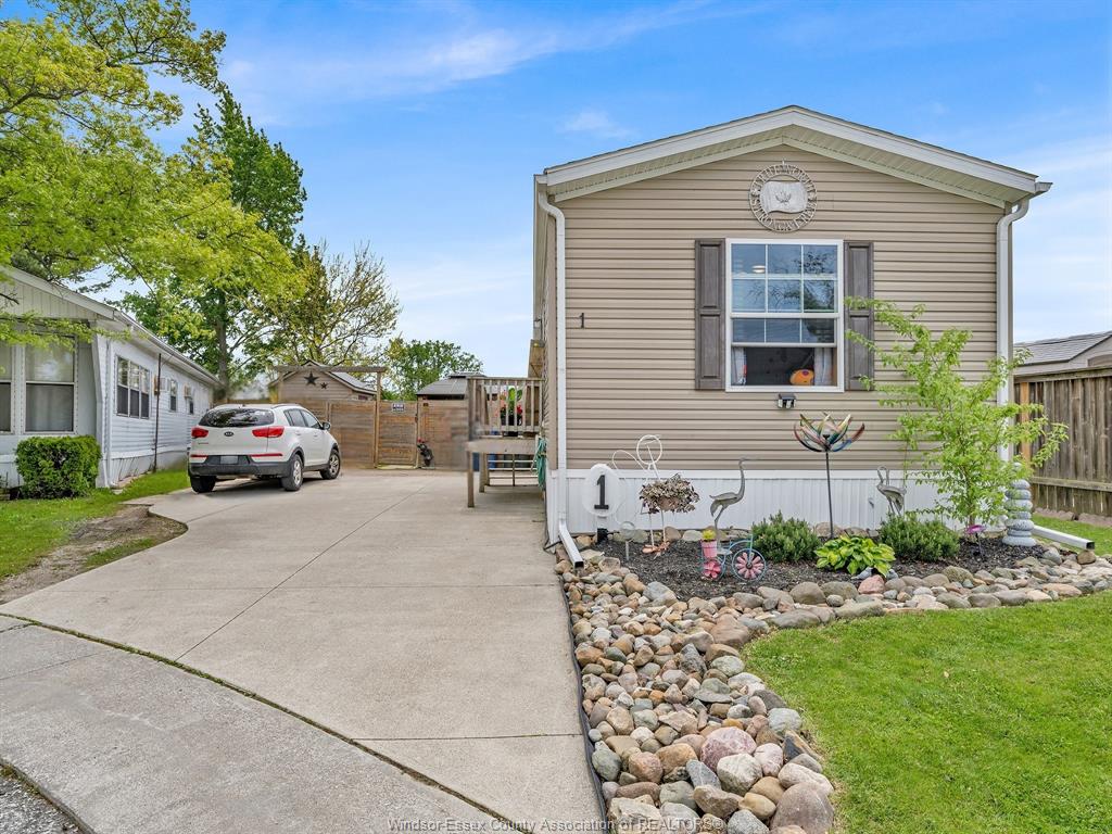 1-oak-court-mcgregor-ontario-26020585