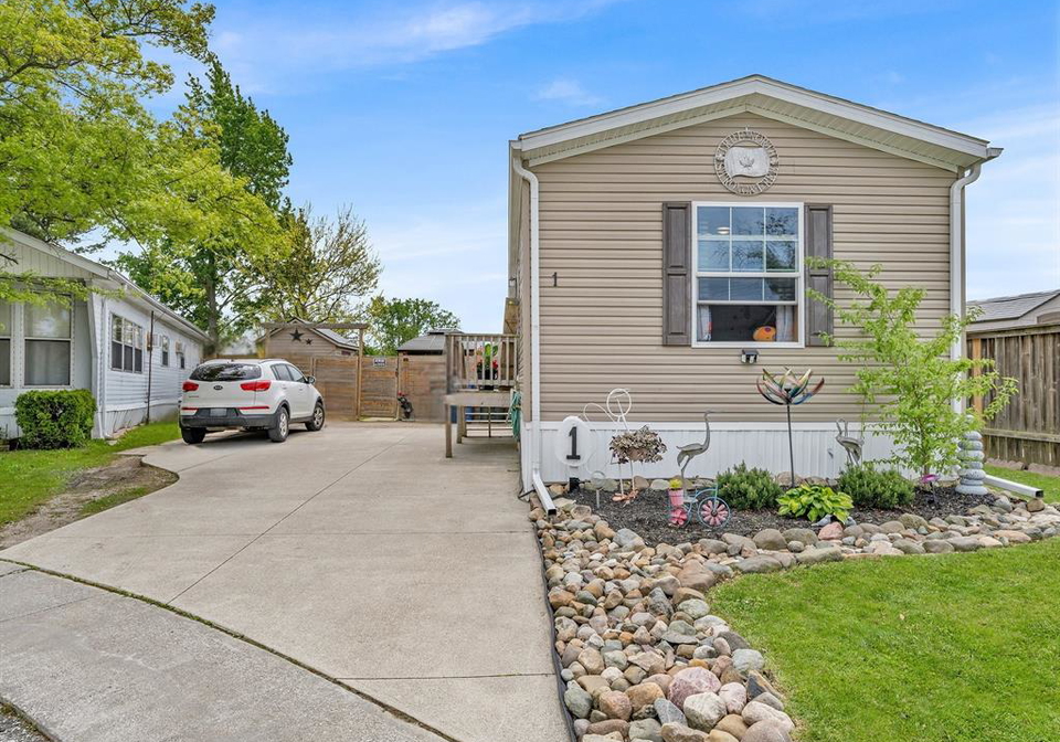 1-oak-court-mcgregor-ontario-26020585