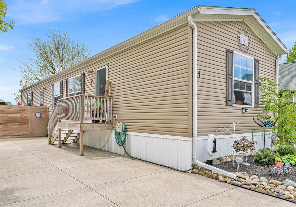 1-oak-court-mcgregor-ontario-26020585