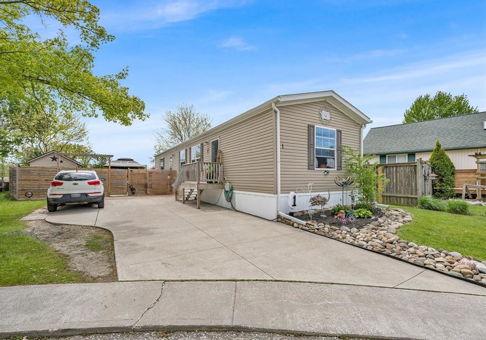 1-oak-court-mcgregor-ontario-26020585