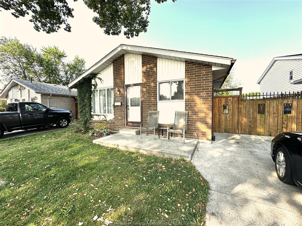 3217-aurora-windsor-ontario-26020631