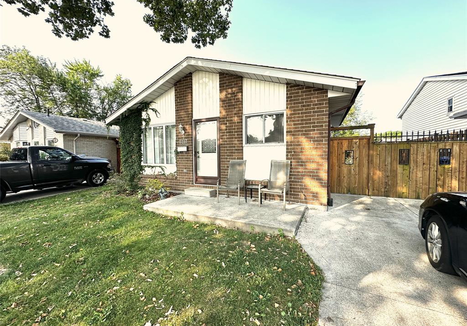 3217-aurora-windsor-ontario-26020631