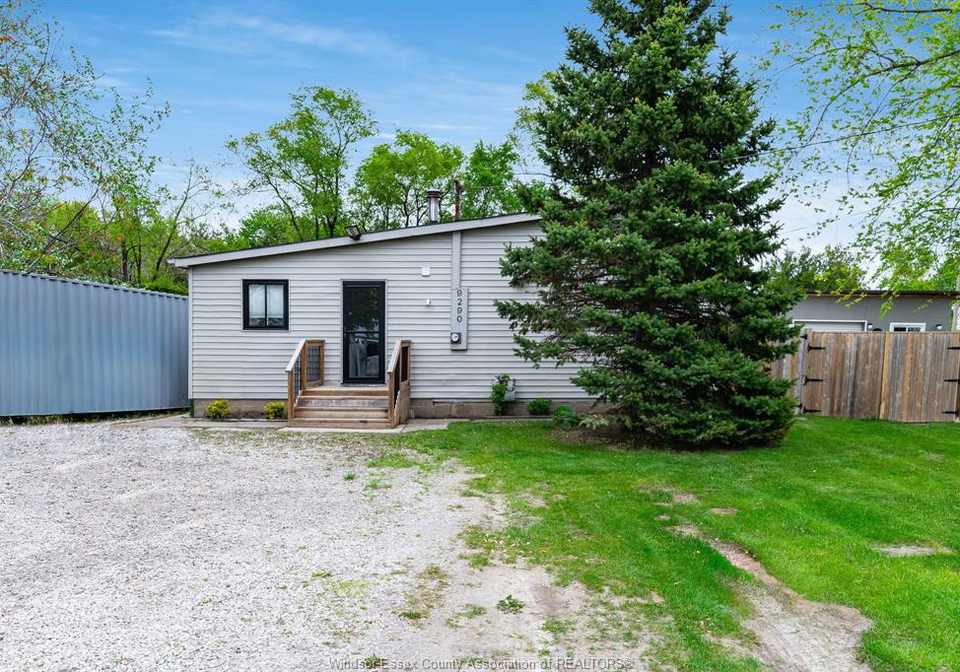 9290-disputed-road-lasalle-ontario-26020635