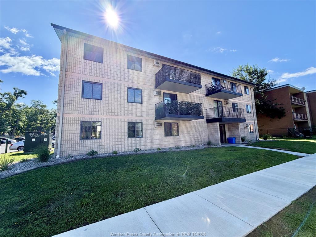 3355-sandwich-windsor-ontario-26020652