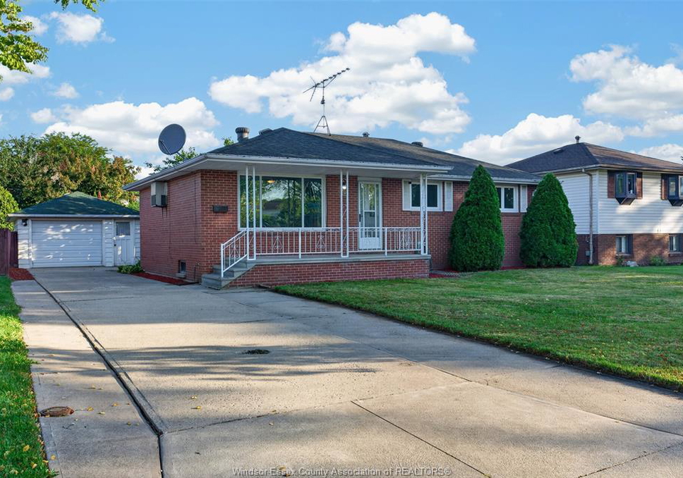 5015-colbourne-windsor-ontario-26020793
