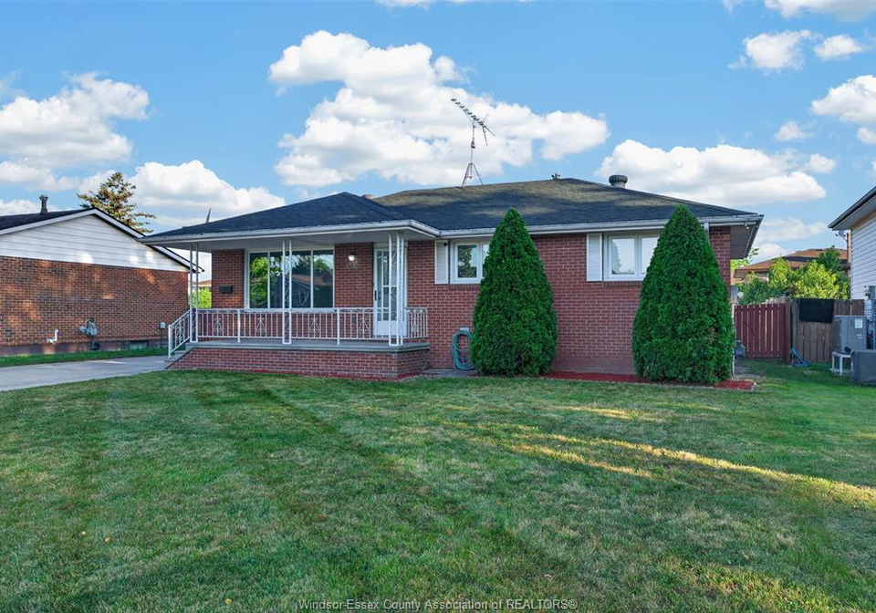 5015-colbourne-windsor-ontario-26020793