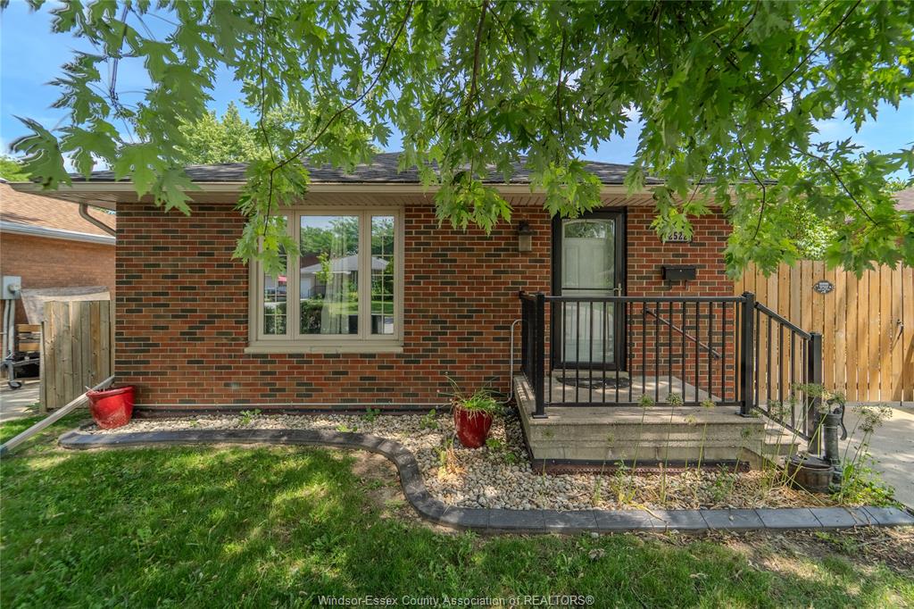2522-armstrong-avenue-windsor-ontario-26020800