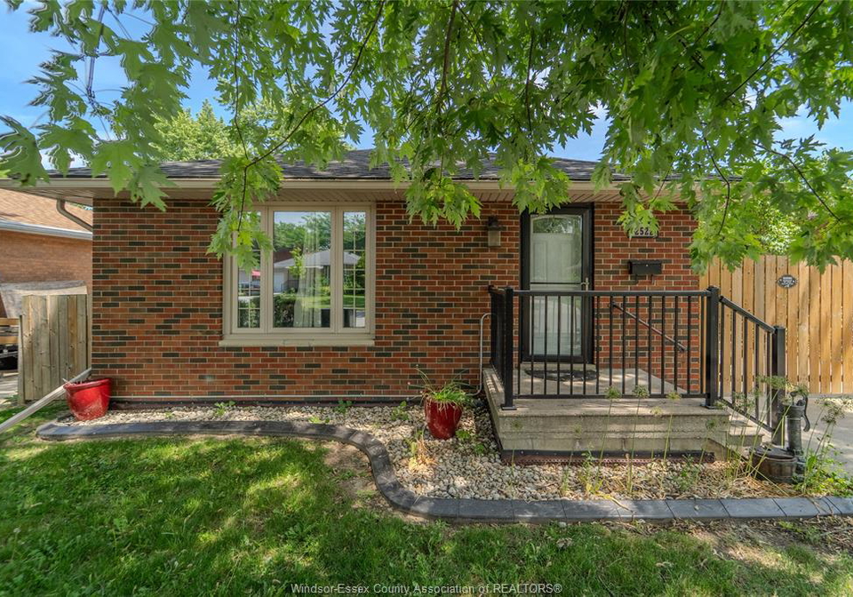 2522-armstrong-avenue-windsor-ontario-26020800