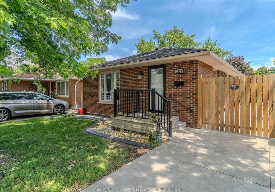 2522-armstrong-avenue-windsor-ontario-26020800