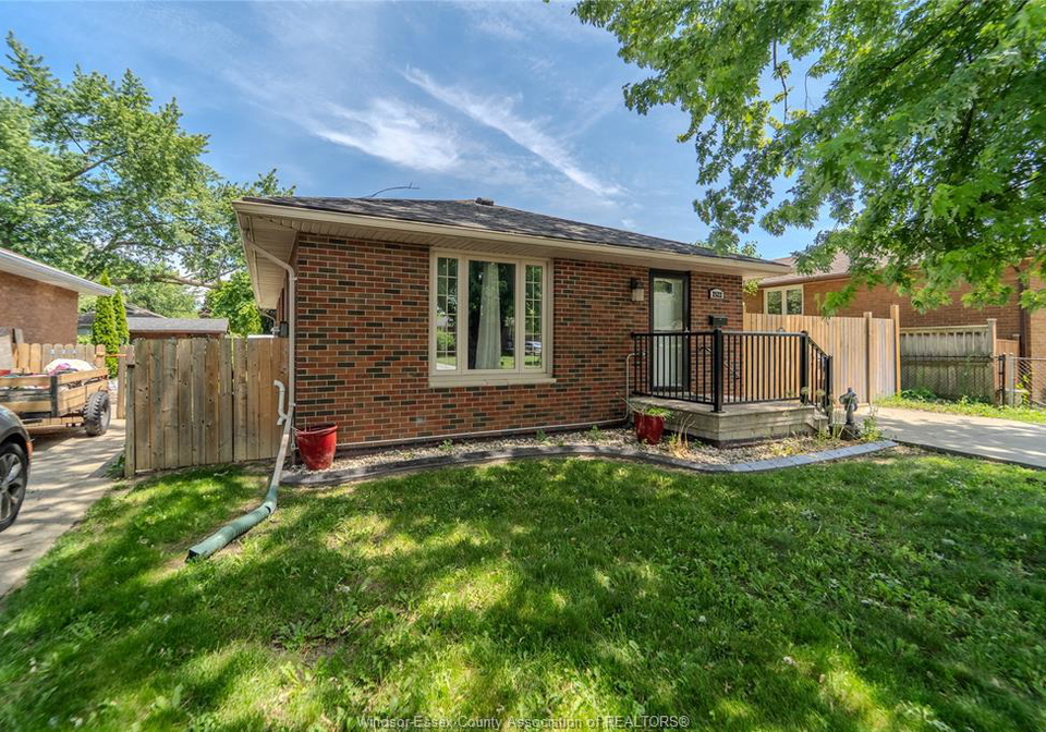 2522-armstrong-avenue-windsor-ontario-26020800
