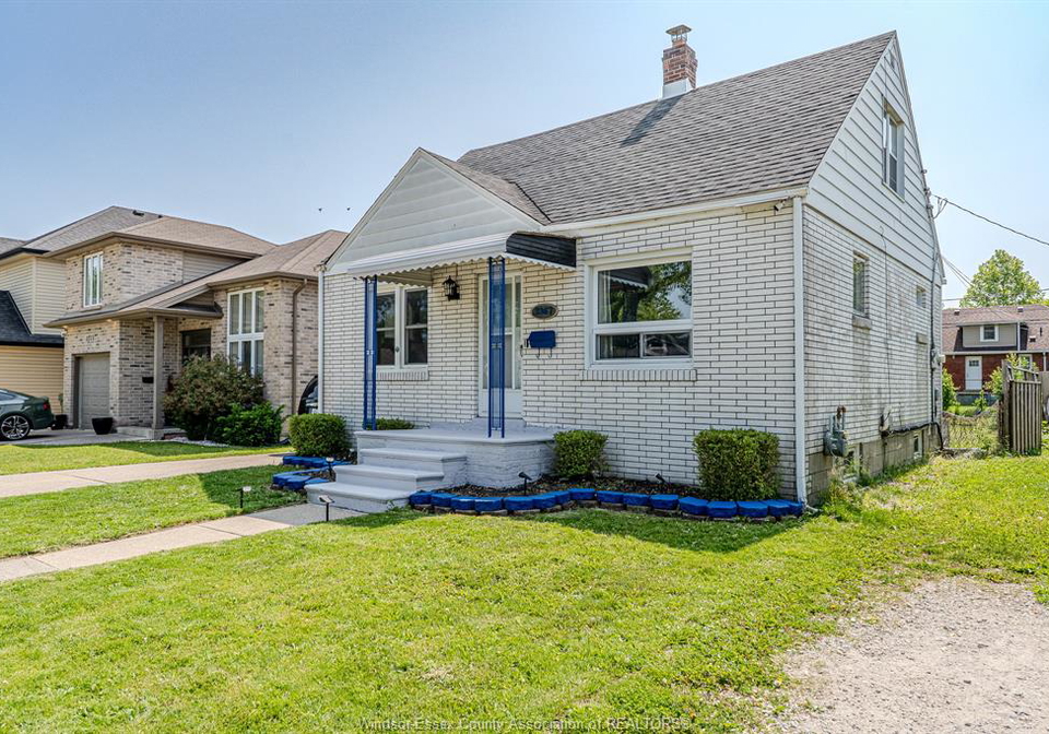 2367-meighen-windsor-ontario-26020887