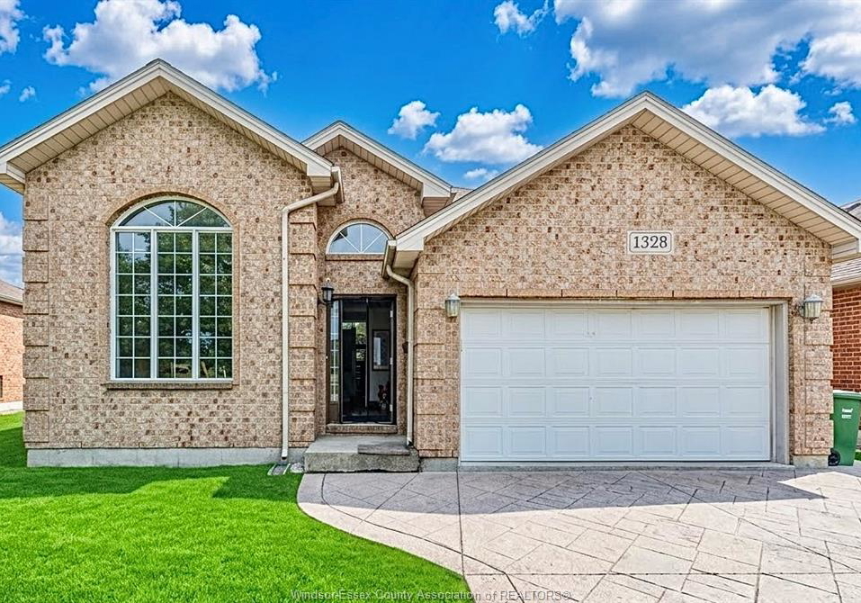1328-imperial-crescent-windsor-ontario-26020890