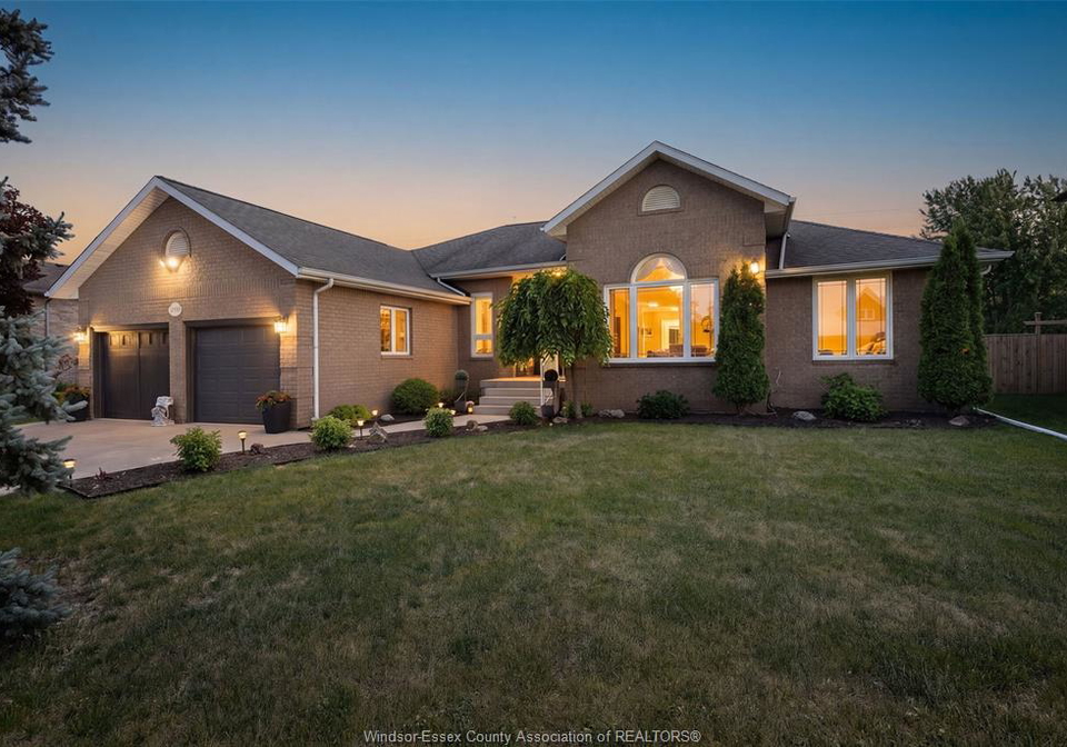 12339-funaro-crescent-tecumseh-ontario-26020894