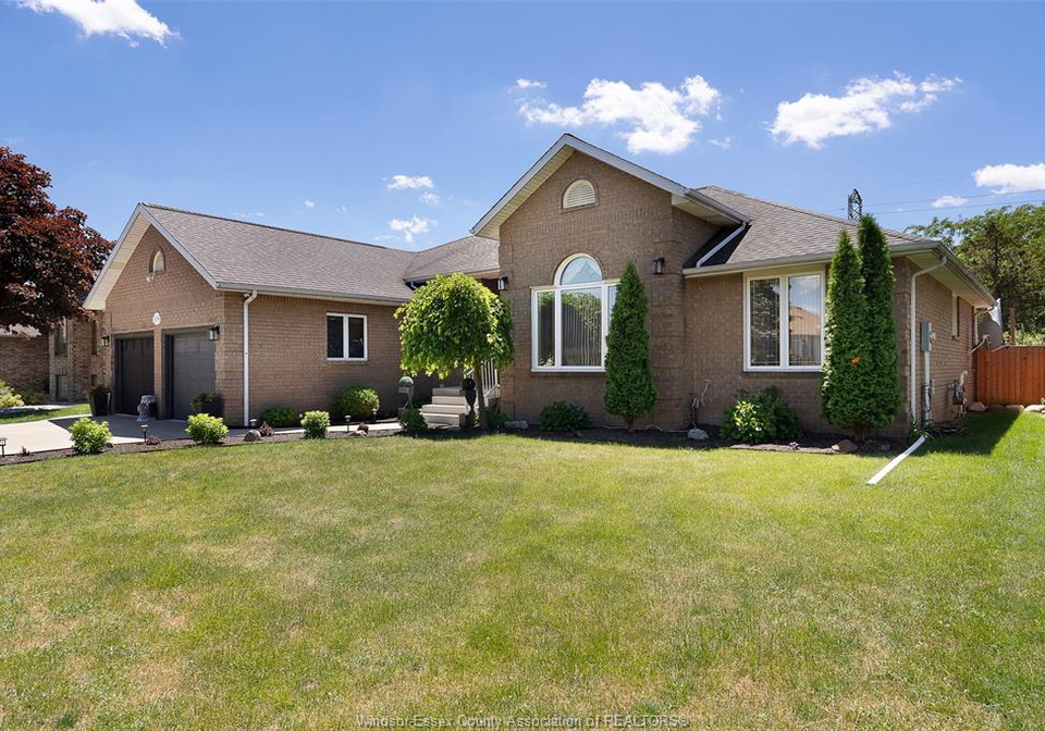 12339-funaro-crescent-tecumseh-ontario-26020894