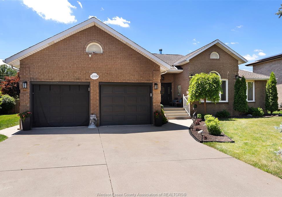 12339-funaro-crescent-tecumseh-ontario-26020894