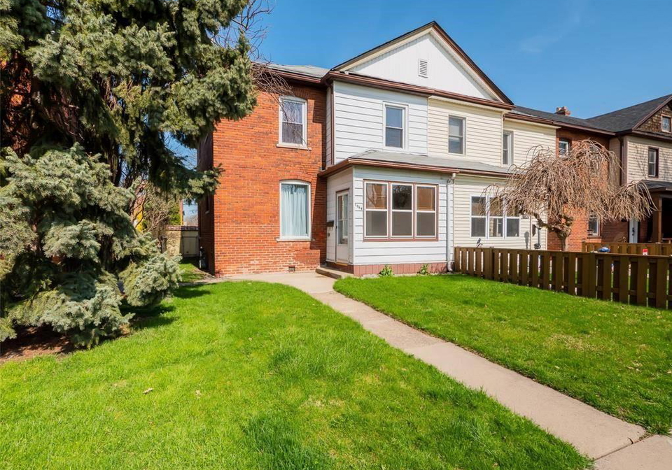 1064-monmouth-windsor-ontario-26020953
