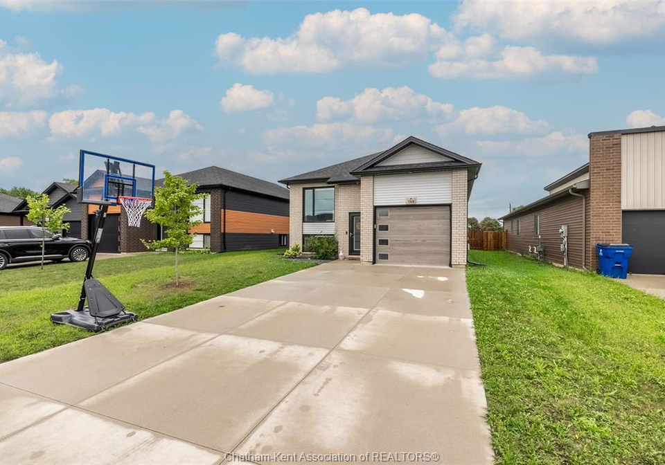 198-moonstone-crescent-chatham-ontario-26020991