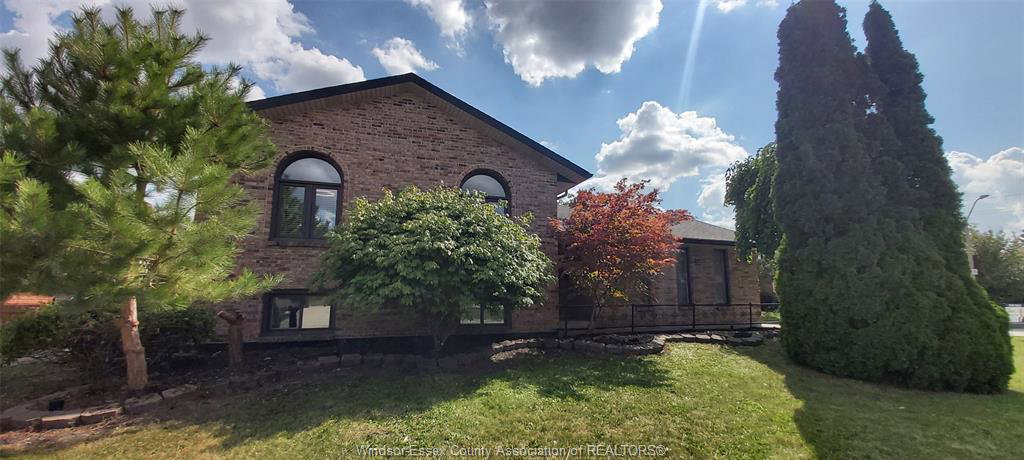 8339-kingston-crescent-windsor-ontario-26021045