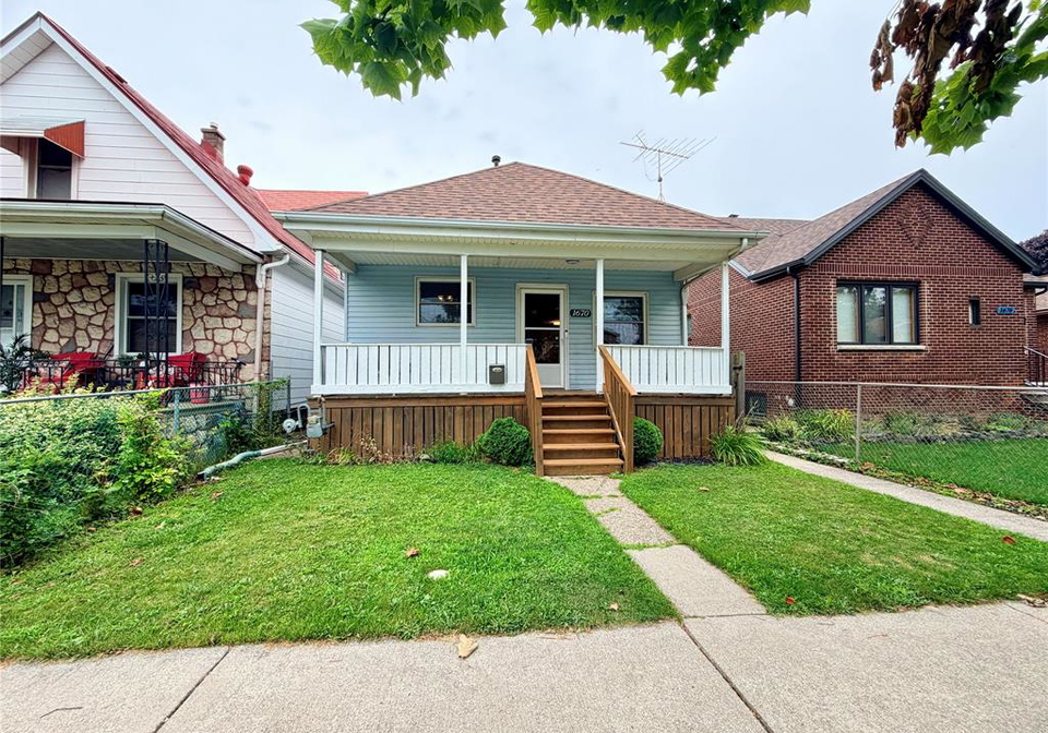 1670-albert-windsor-ontario-26021075