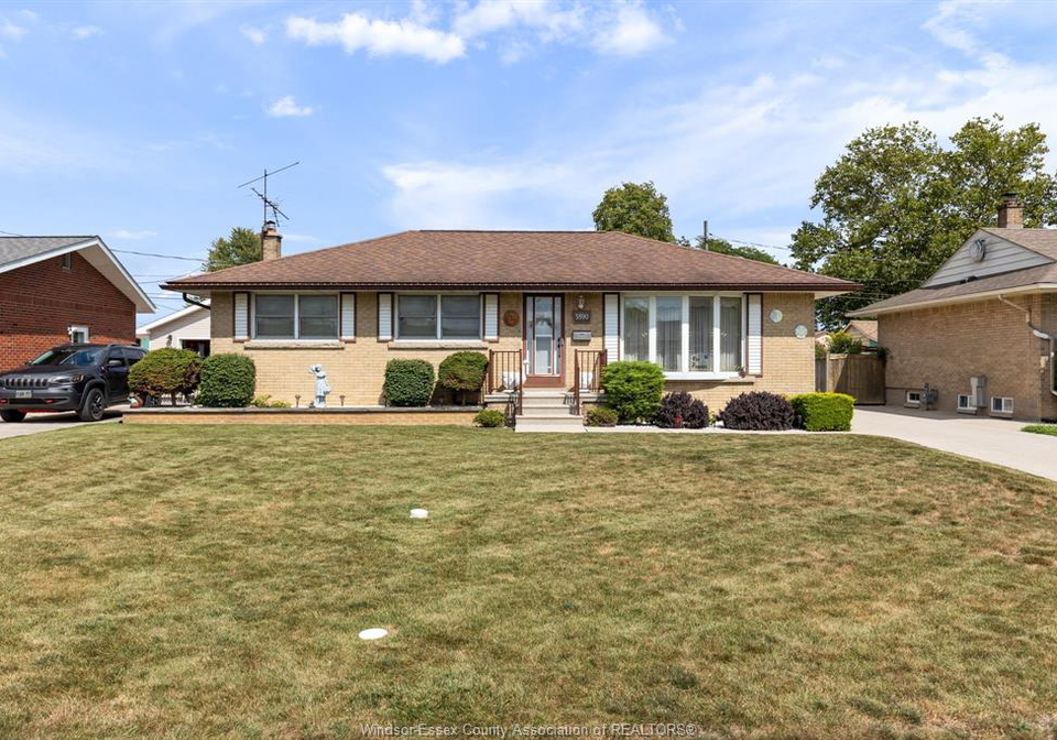 3890-avon-windsor-ontario-26021129