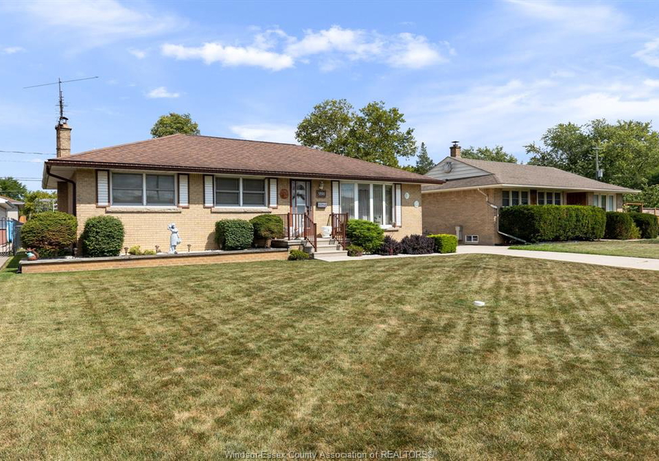 3890-avon-windsor-ontario-26021129