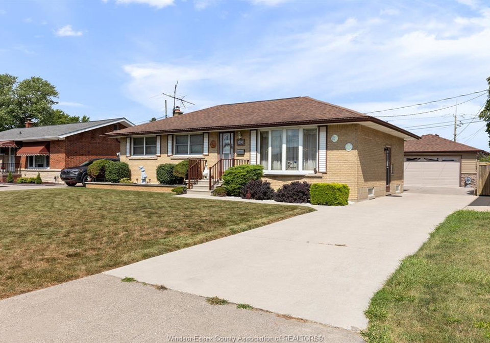 3890-avon-windsor-ontario-26021129