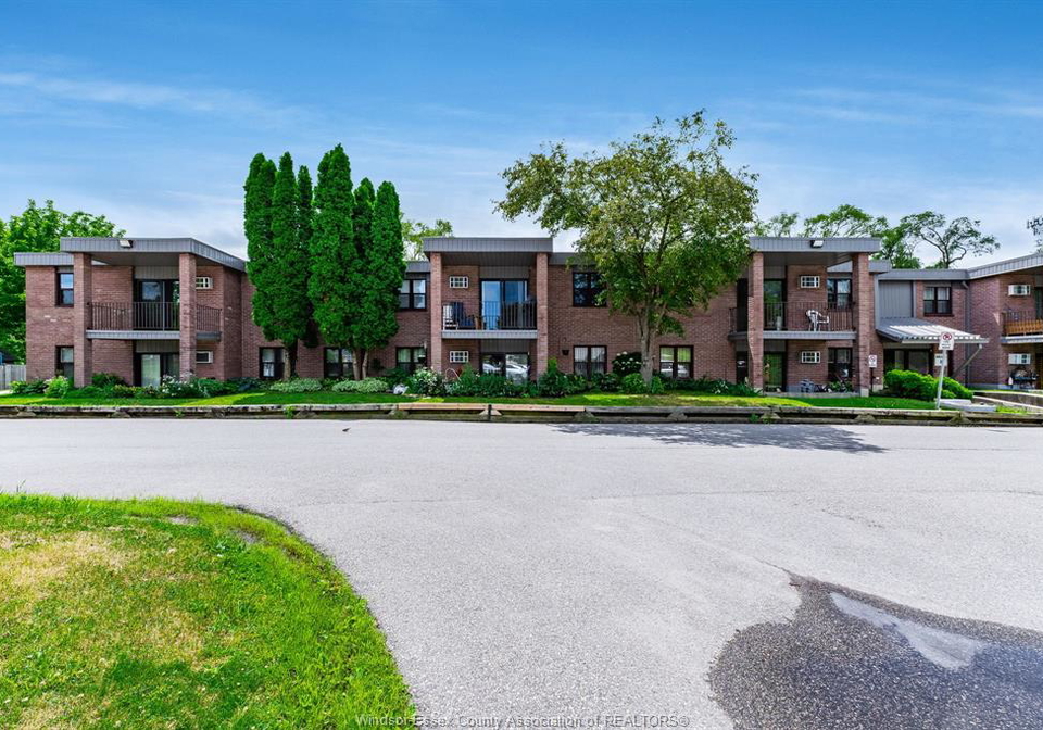 12-montgomery-wallaceburg-ontario-26021131