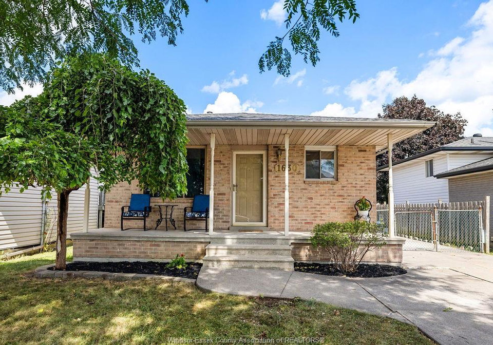 1630-blue-spring-windsor-ontario-26021132