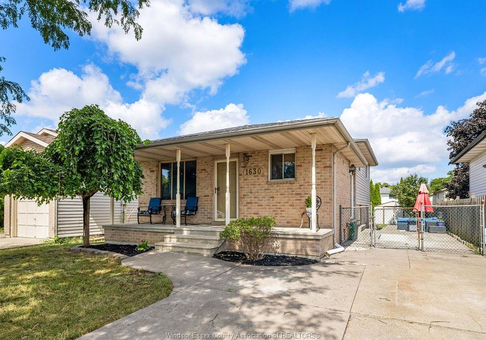 1630-blue-spring-windsor-ontario-26021132