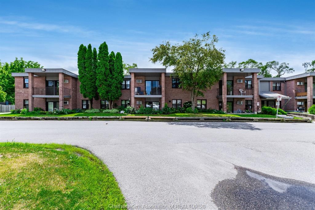 12-montgomery-drive-wallaceburg-ontario-26021134