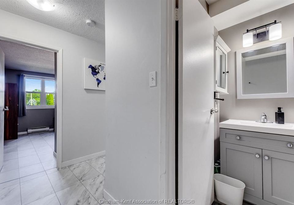 12-montgomery-drive-wallaceburg-ontario-26021134
