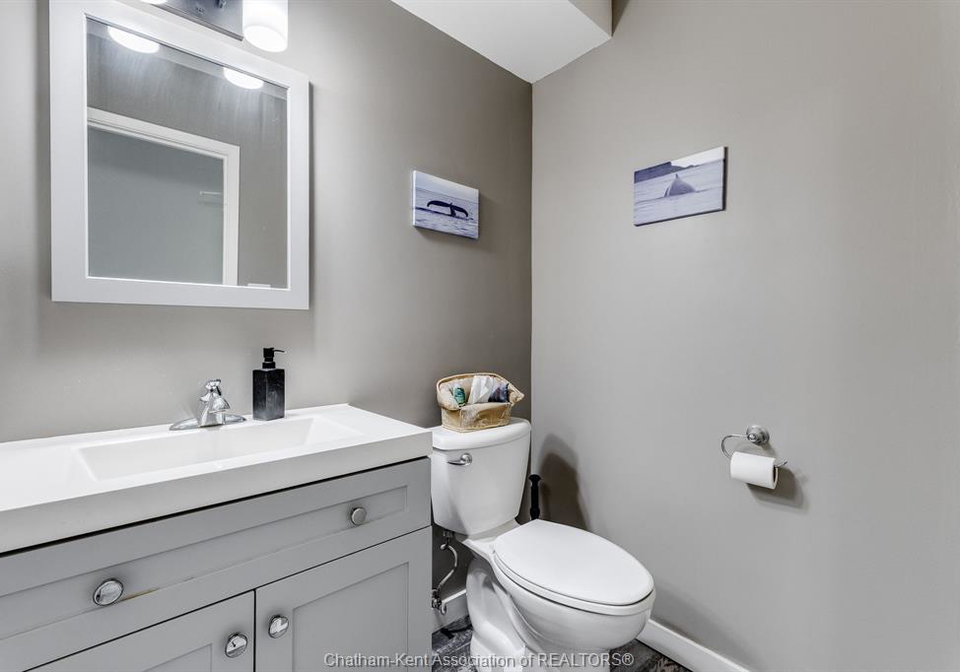 12-montgomery-drive-wallaceburg-ontario-26021134