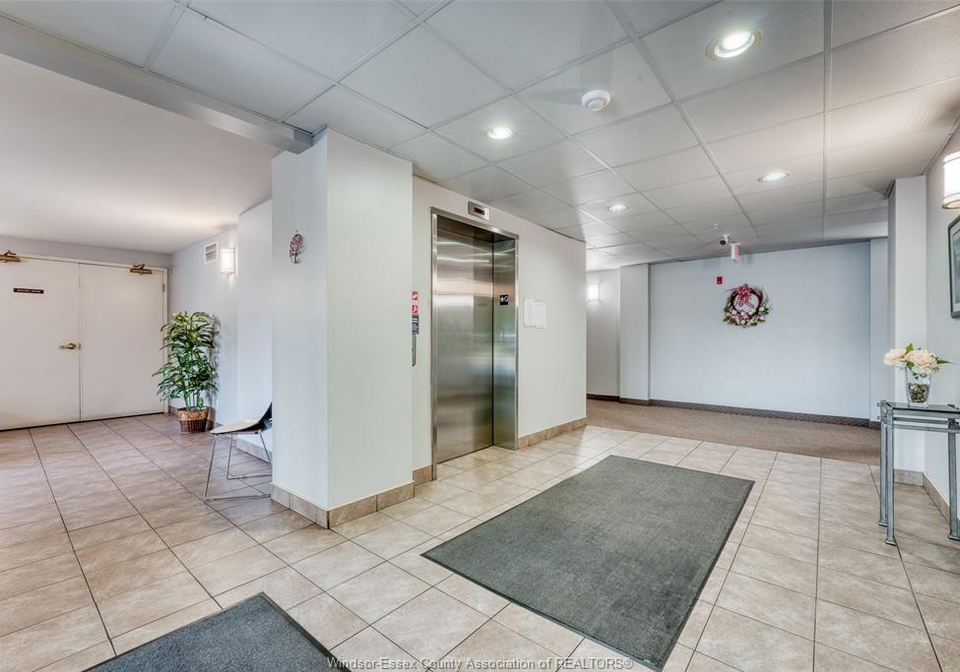 2650-sandwich-west-parkway-lasalle-ontario-26021143