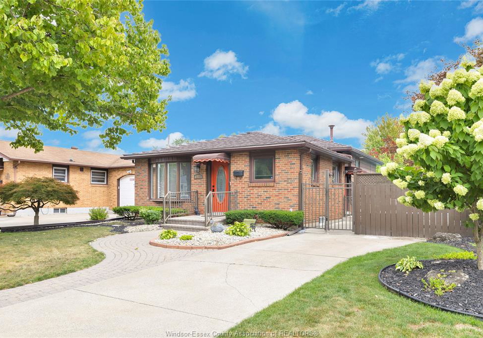 3981-whitney-windsor-ontario-26021155