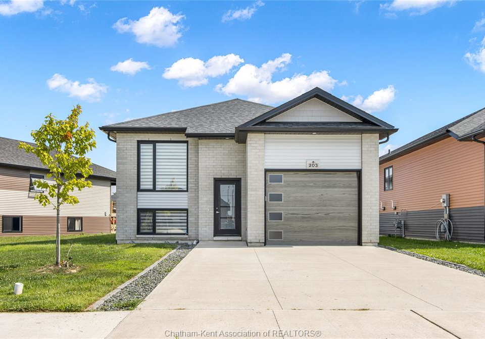 203-moonstone-crescent-chatham-ontario-26021175
