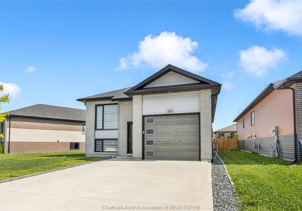 203-moonstone-crescent-chatham-ontario-26021175