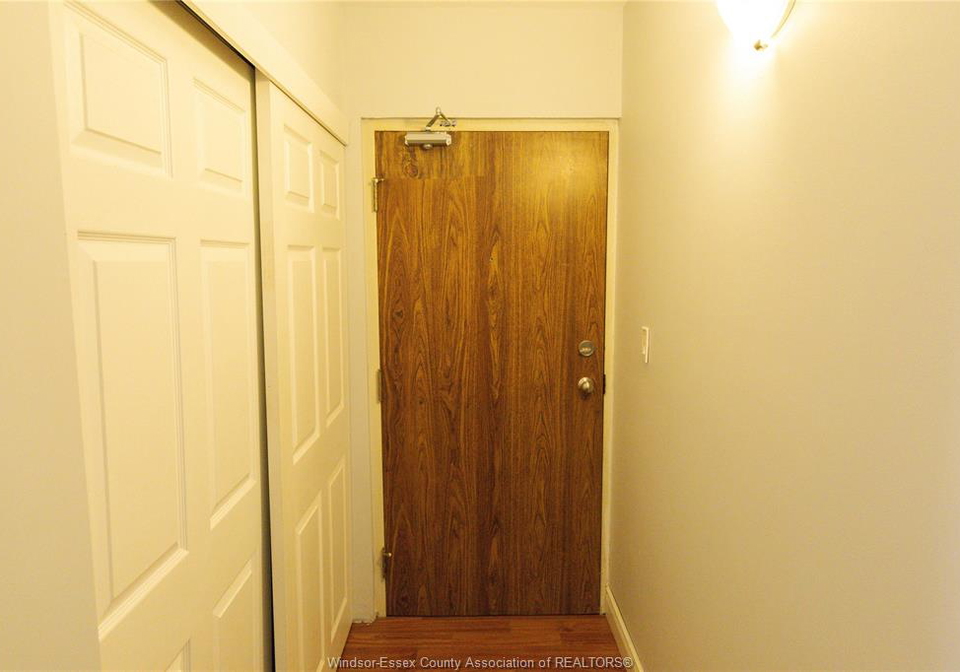3355-sandwich-windsor-ontario-26021190