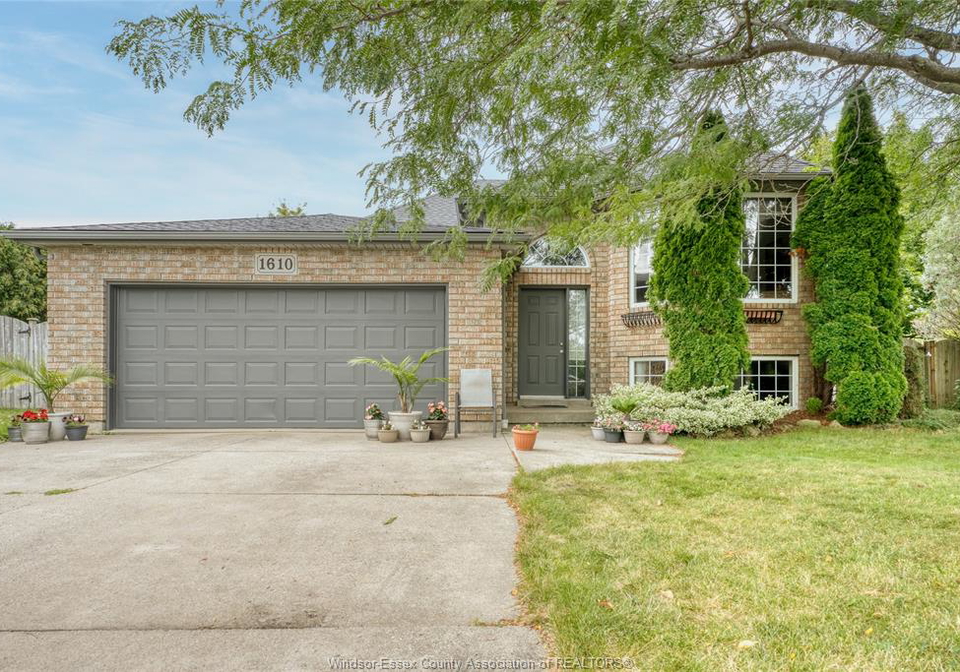 1610-chornoby-crescent-tecumseh-ontario-26021236