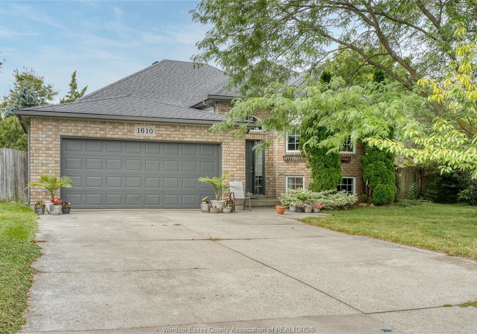 1610-chornoby-crescent-tecumseh-ontario-26021236