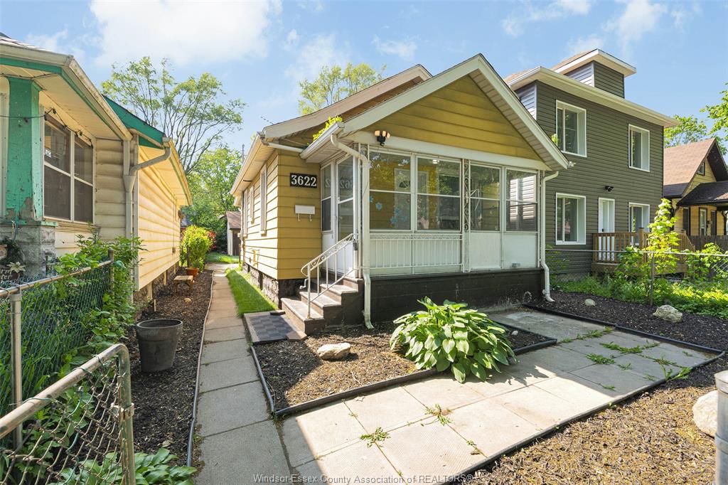 3622-queen-windsor-ontario-26021267