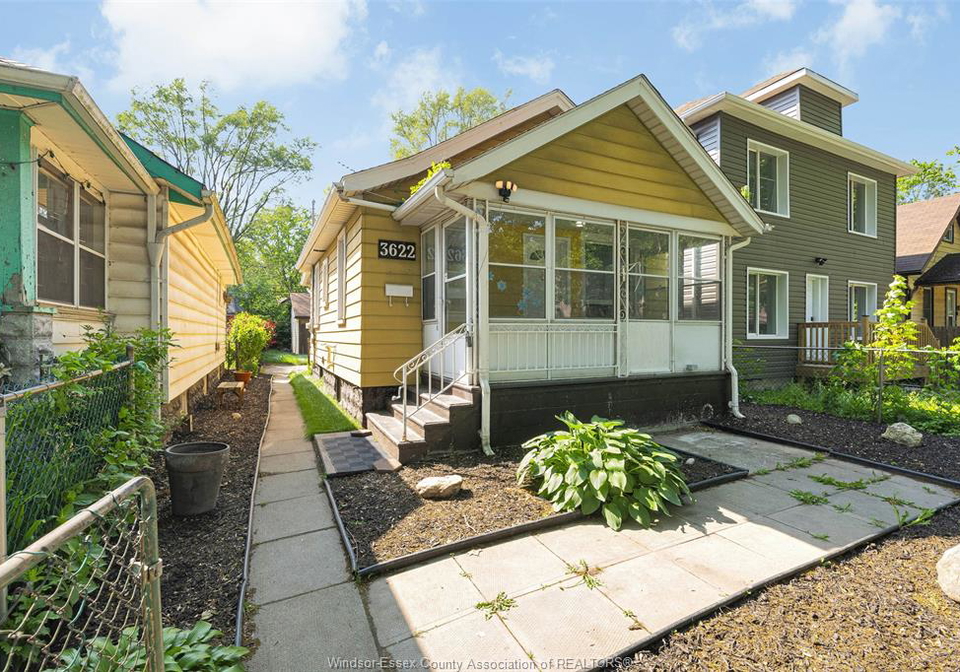 3622-queen-windsor-ontario-26021267