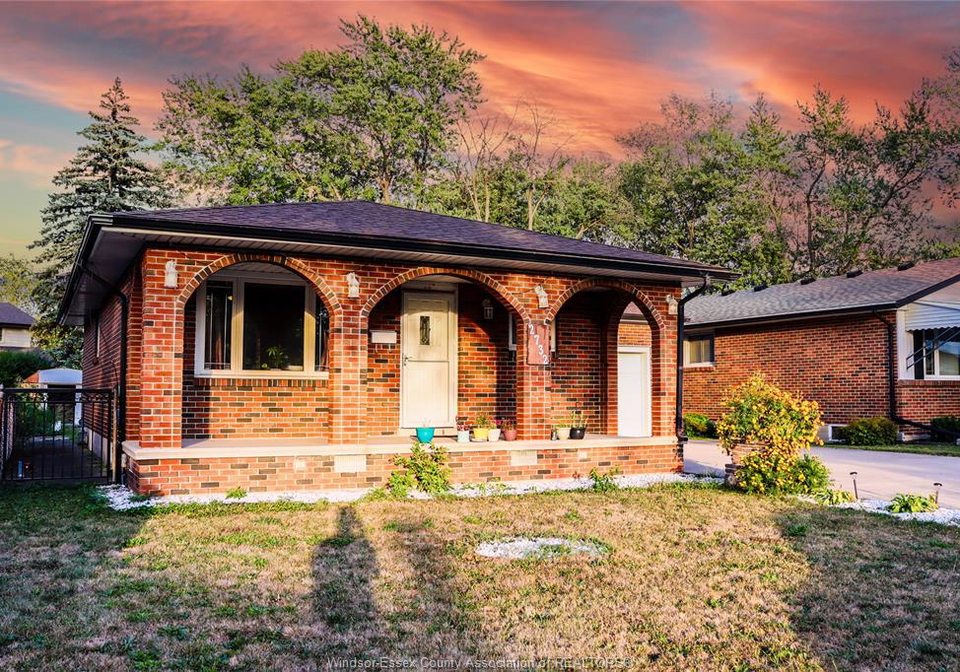 2732-armstrong-avenue-windsor-ontario-26021405