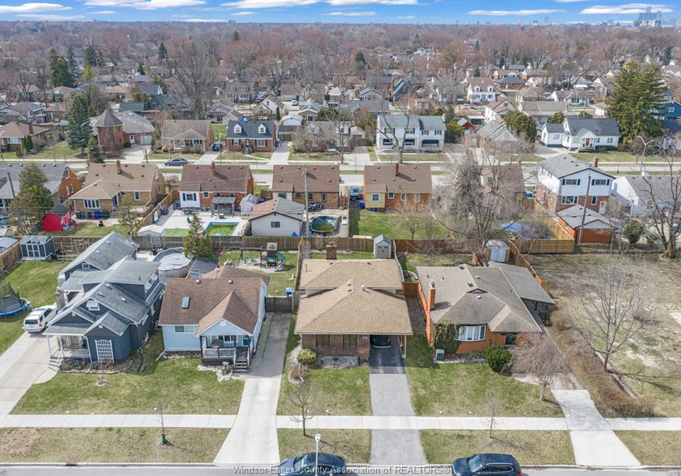 1031-eastlawn-windsor-ontario-26021417