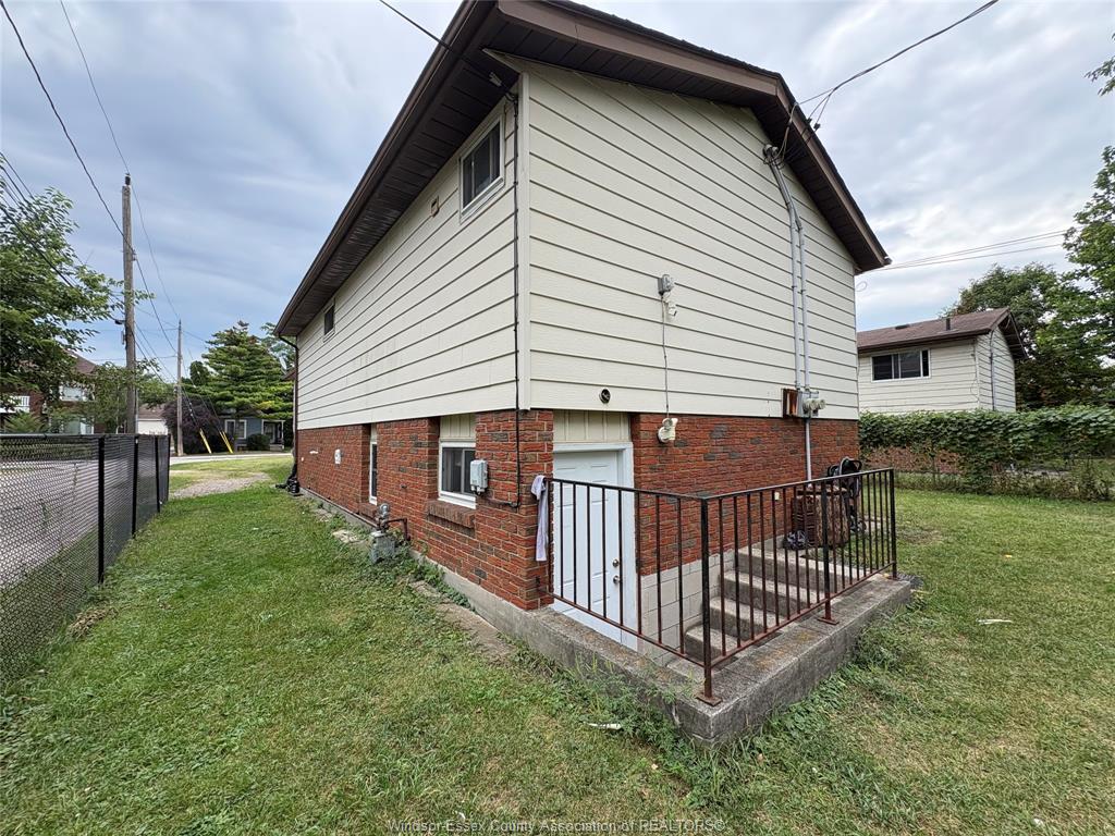 327-curry-windsor-ontario-26021449