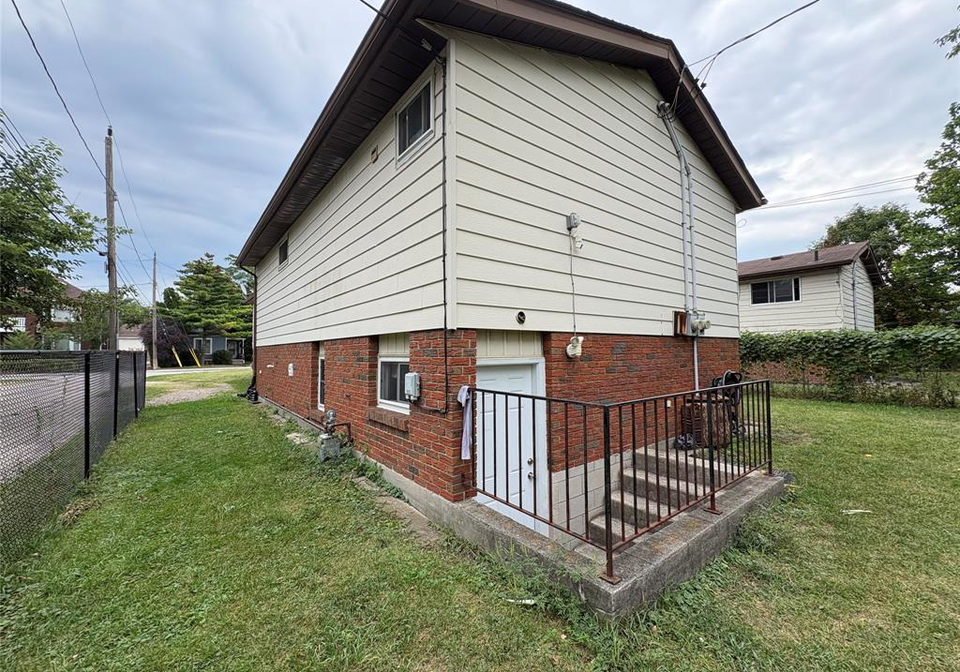 327-curry-windsor-ontario-26021449