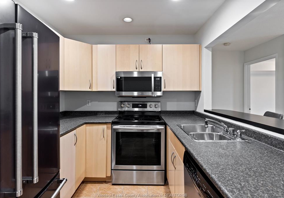 3000-sandwich-street-east-windsor-ontario-26021494