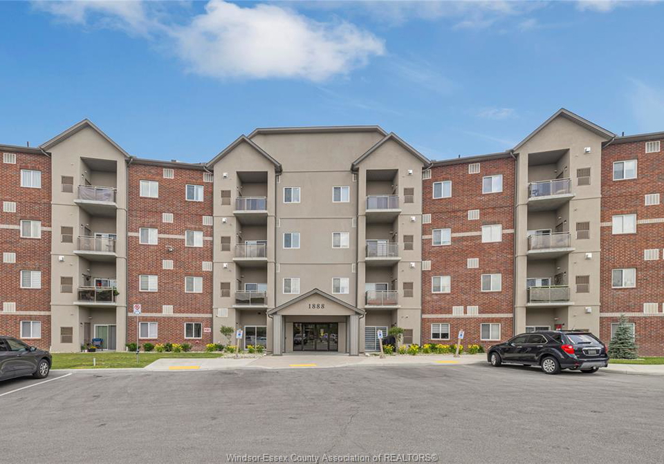 1888-westview-lasalle-ontario-26021500